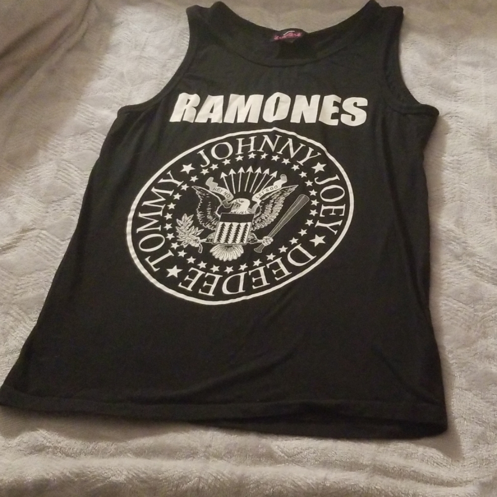 Ramones band tank size small but is more like a M